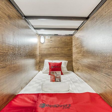 Reddoorz Hostel @ Feliz Noche Cengkareng Giacarta Esterno foto