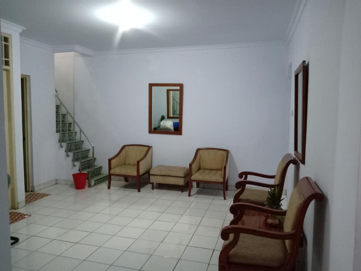 Reddoorz Hostel @ Feliz Noche Cengkareng Giacarta Esterno foto