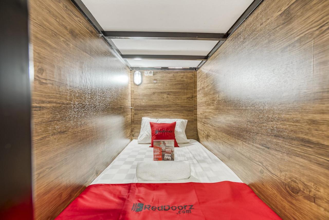 Reddoorz Hostel @ Feliz Noche Cengkareng Giacarta Esterno foto